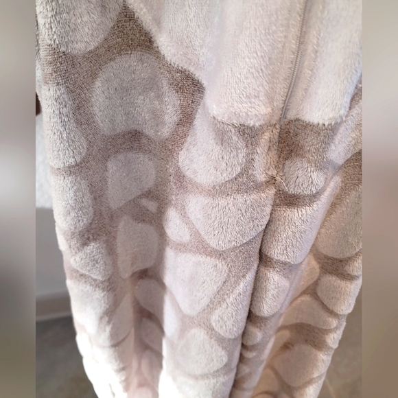 Secret Treasures Giraffe Onesie pajamas (M) - Picture 12 of 14